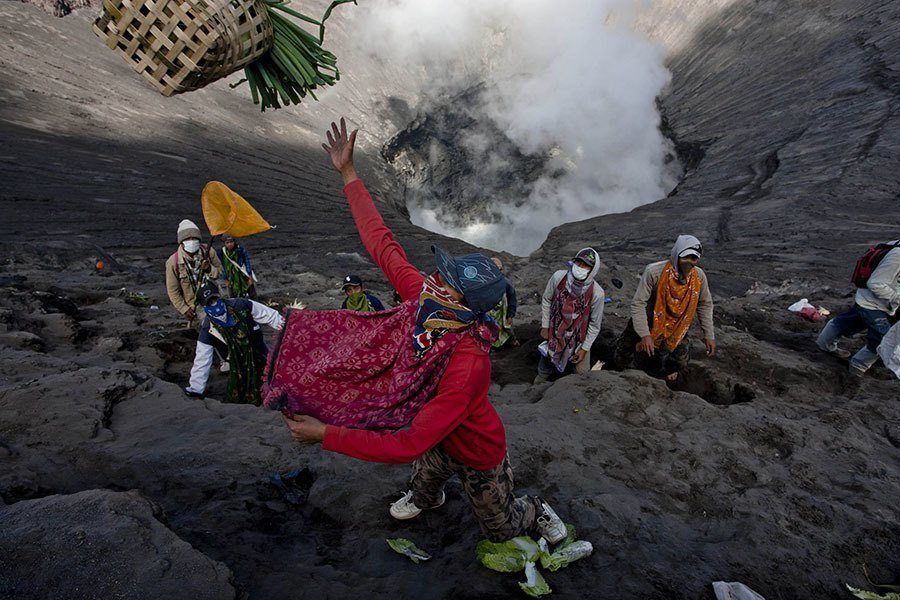 Gunung Bromo dan Suku Tengger dalam ritual “Yadnya Kasada” di Bromo sebagai Warisan Leluhur