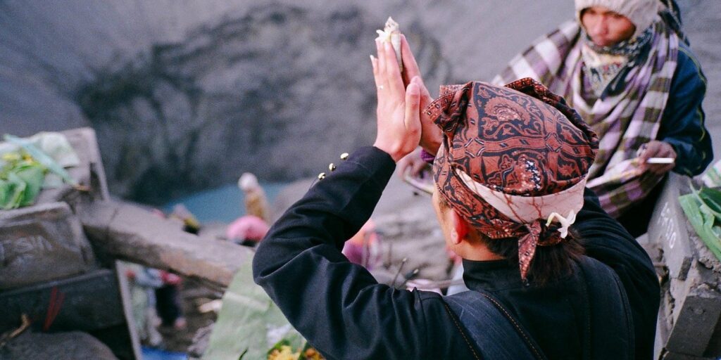 Gunung Bromo dan Suku Tengger dalam ritual “Yadnya Kasada” di Bromo sebagai Warisan Leluhur