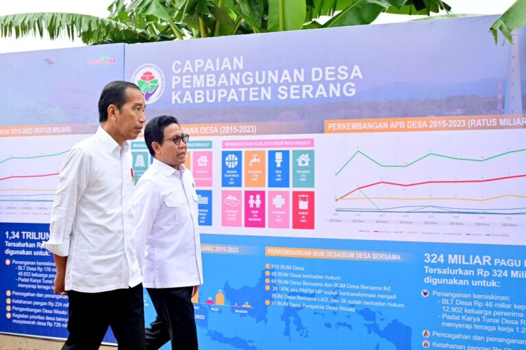 Abdul Halim Iskandar (Mendes PDTT) bersama Presiden Joko Widodo (Jokowi). Sumber foto: Humas Kemendes PDTT.