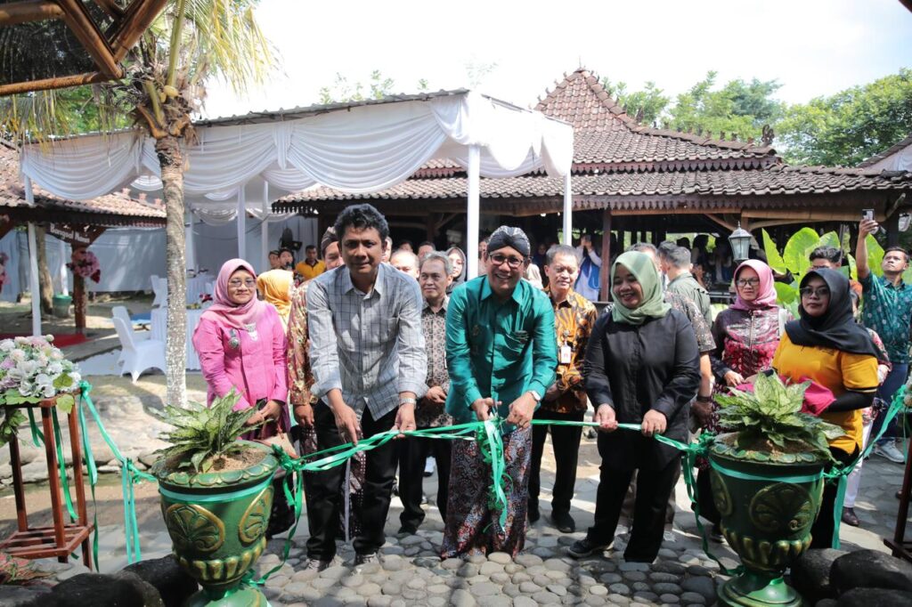 Abdul Halim Iskandar (Mendes PDTT) saat meresmikan Aglaonema Park di Desa Tridadi, Sleman, DIY. Sumber foto: Humas Kemendes PDTT.