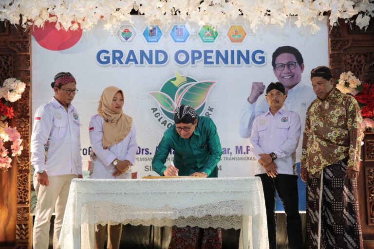 Abdul Halim Iskandar (Mendes PDTT) saat meresmikan Aglaonema Park di Desa Tridadi, Sleman, DIY. Sumber foto: Humas Kemendes PDTT.