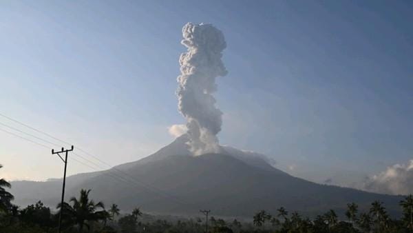 Gunung Lewotobi Laki-laki di Flores Timur, NTT, kembali meletus pada Minggu (23/6/2024). Sumber: Detikbali