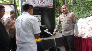 Polres Klungkung saat memberikan bantuan bak penampungan air (tandon) ke warga Tempek Dulun Taman, Desa Besan, Kecamatan Dawan, Klungkung. Sumber: Istimewa