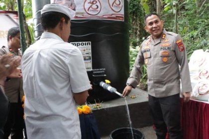 Polres Klungkung saat memberikan bantuan bak penampungan air (tandon) ke warga Tempek Dulun Taman, Desa Besan, Kecamatan Dawan, Klungkung. Sumber: Istimewa
