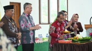 Pemotongan tumpeng peringatan Hari Ulang Tahun ke-18 Desa Malinau Hilir, Kecamatan Malinau Kota, Kabupaten Malinau, Kalimantan Utara.