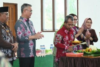 Pemotongan tumpeng peringatan Hari Ulang Tahun ke-18 Desa Malinau Hilir, Kecamatan Malinau Kota, Kabupaten Malinau, Kalimantan Utara.