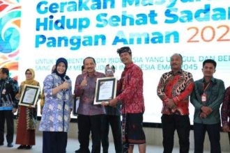 Penerimaan penghargaan Desa Dawan Klod sebagai juara pertama dalam Lomba Desa Pangan Aman, yang diselenggarakan oleh Badan Pengawas Obat dan Makanan (BPOM) Republik Indonesia. Sumber: Istimewa.