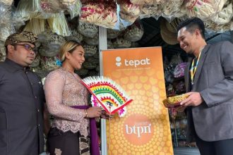 Ni Luh Mariani, seorang penguasa penjor dan janur di Desa Dalung, Kecamatan Kuta Utara, Badung, menerima pencairan pembiayaan dari BTPN Syariah. Sumber: Detikbali