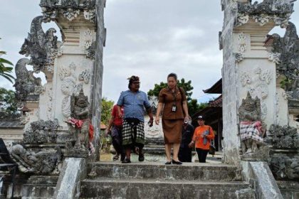 Dinas Pariwisata Klungkung saat meninjau kesiapan lokasi atraksi tari barong di Desa Adat Dalem Setra Batununggul. Sumber: Tribunbali