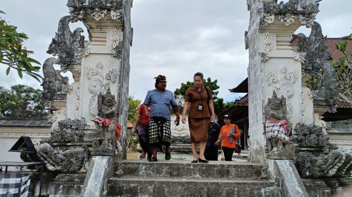 Dinas Pariwisata Klungkung saat meninjau kesiapan lokasi atraksi tari barong di Desa Adat Dalem Setra Batununggul. Sumber: Tribunbali