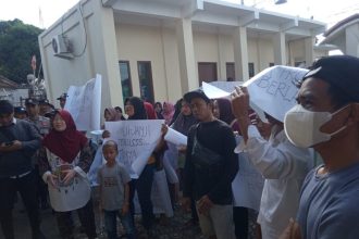 Puluhan warga Dusun Embur Lauk Desa Pringgabaya menggeruduk kantor Desa Pringgabaya Kecamatan Pringgabaya. Sumber: radar lombok
