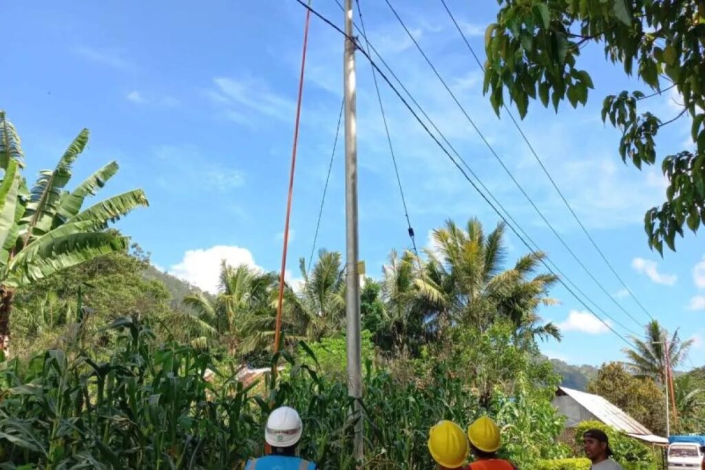 ktivitasi jaringan listrik di Kabupaten Alor, NTT. Sumber: Antara