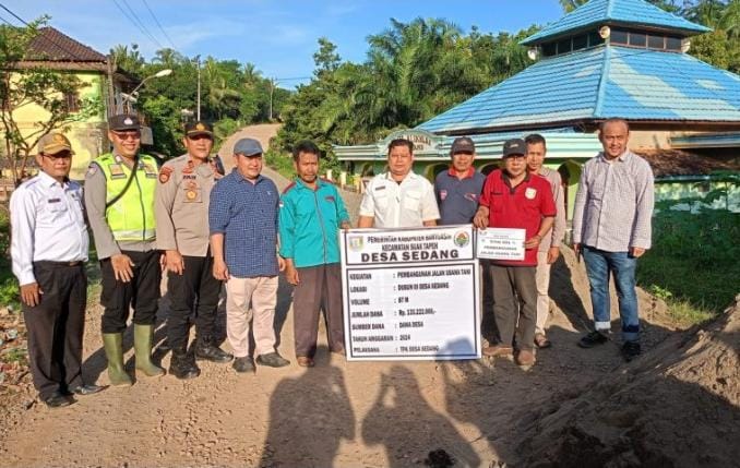 Pembangunan jalan usaha tani di Desa Sedang Sumber Foto: Dok. Jurnalsumatra.com