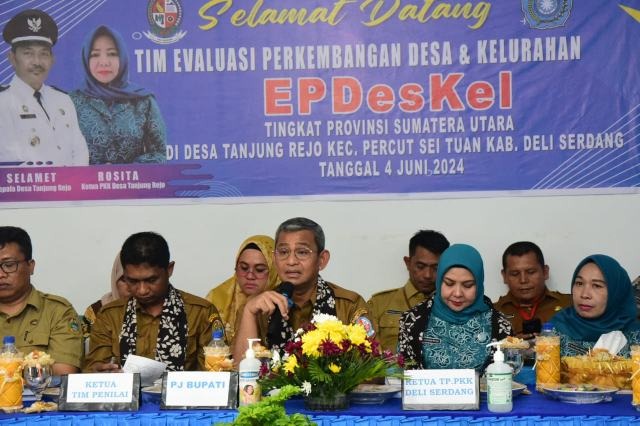 Pj. Bupati Saat Memberikan Arahan Pada Penilaian Desa Tanjung Rejo Yang Menjadi Perwakilan Lomba Desa. Sumber Foto: Dok. Okemedan.com