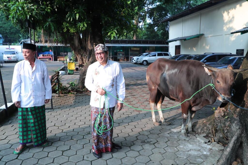 Gus Halim mebyerahkan hewan kurban secara simbolis kepada Takmir Masjid Kementerian Desa PDTT. Sumber: Humas Kemendesa.