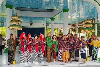 Jajaran pemerintah desa berpakaian adat memperingati Hari Jadi Semboro 117. Sumber: Dokumentasi Sashum.
