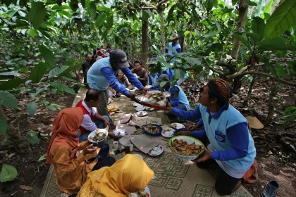 Masyarakat Banyuanyar sedang melaksanakan kegiatan Wiwit Kopi di tengah kebun. Sumber: Radar Solo