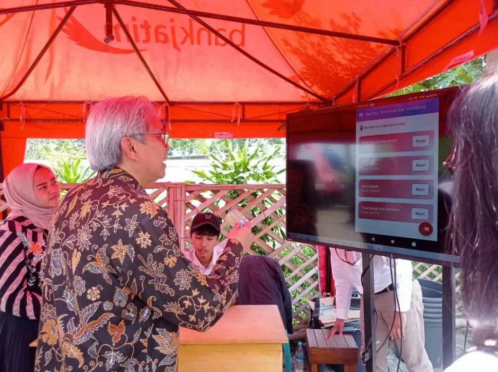 Penggunaan transaksi digital dengan qris. Sumber foto: ngopibareng