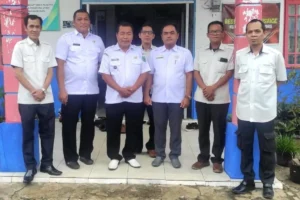 Kepala Desa Bungai Jaya, Alimustapa (tengah) beserta jajarannya, melakukan foto bersama usai kegiatan jemput bola.