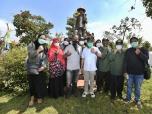 Kepala Desa Sekapuk dan Menteri Desa, Pembangunan Daerah Tertinggal dan Transmigrasi. Sumber foto: Jadesta Kemenparekraf.