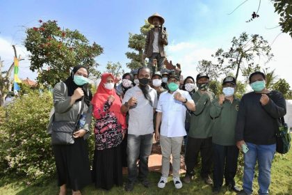 Kepala Desa Sekapuk dan Menteri Desa, Pembangunan Daerah Tertinggal dan Transmigrasi. Sumber foto: Jadesta Kemenparekraf.