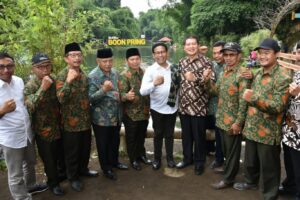 Pengurus BUM Desa Kerto Raharjo bersama Menteri Desa, Pembangunan Daerah Tertinggal dan Transmigrasi. Sumber foto: website resmi Kanal Desa