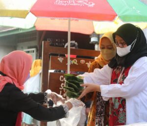 Aktivitas pasar minggu osing. Sumberfoto : ig pasarkampoengosing