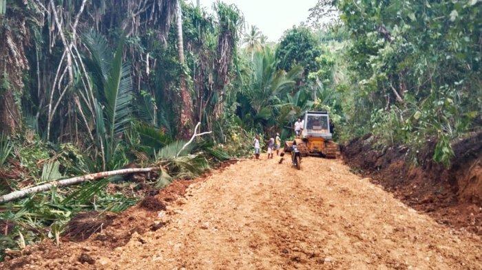 Pengerjaan Jalan Tani di Desa Hino, Kecamatan Morotai Timur, Kabupaten Pulau Morotai. Sumber: Dok Tribun Ternate