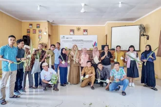 Warga Desa Kuala Nenas Ikuti pelatihan pengolahan limbah daun nanas. Sumber Foto: Dok.riaupos.com