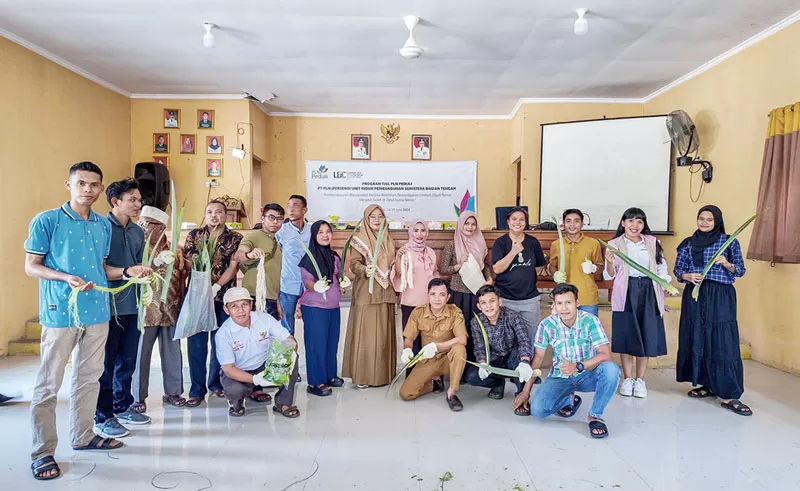 Warga Desa Kuala Nenas Ikuti pelatihan pengolahan limbah daun nanas. Sumber Foto: Dok.riaupos.com