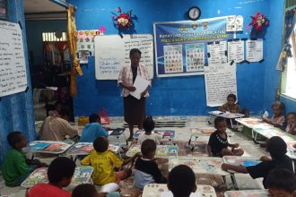 Guru Sekolah Dasar Negeri Komba Agustina Felle saat mengajar baca tulis hasil kolaborasi dengan Bhabinkamtibmas. Sumber: Istimewa