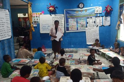Guru Sekolah Dasar Negeri Komba Agustina Felle saat mengajar baca tulis hasil kolaborasi dengan Bhabinkamtibmas. Sumber: Istimewa