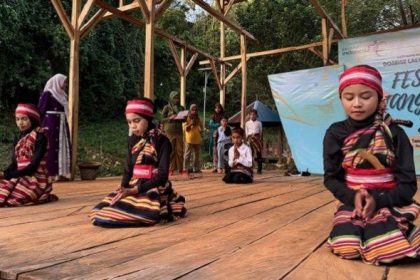 Aksi anak-anak Desa Liangkabori kenalkan berbagai kesenian khas Kabupaten Muna, Sulawesi Tenggara. Sumber Foto: Istimewa