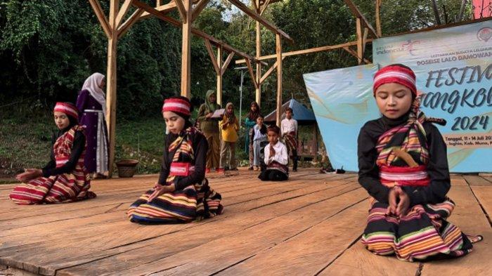 Aksi anak-anak Desa Liangkabori kenalkan berbagai kesenian khas Kabupaten Muna, Sulawesi Tenggara. Sumber Foto: Istimewa