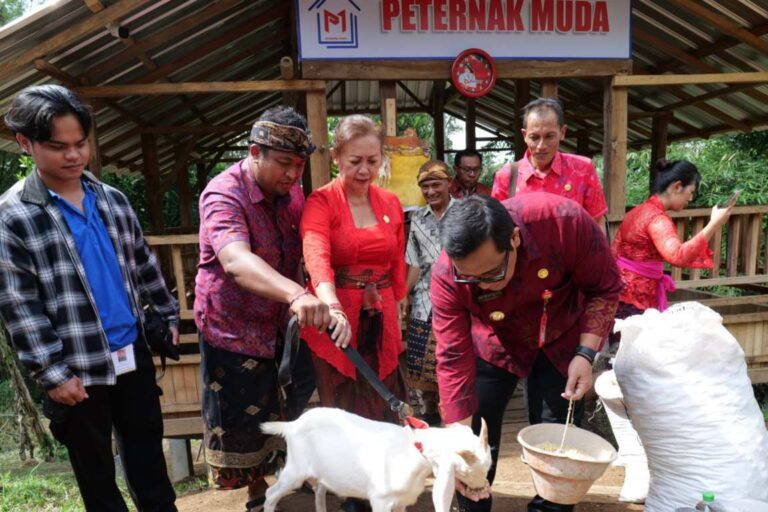 Kunjungan Bupati Tabanan Sanjaya Desa Abiantuwung. Sumber foto : istimewa