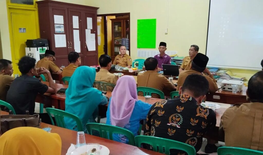 Suasana penyampaian data peserta lomba desa di Dinas Pemberdayaan Masyarakat dan Desa Mukomuko. Sumber: Istimewa