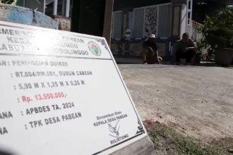 Kades Pabean Sulistiono mengecek pembangunan duiker di Dusun Cabean dan proyek plengsengan yang rampung digarap. Sumber : Muhammad Fahmi/ Radar Bromo