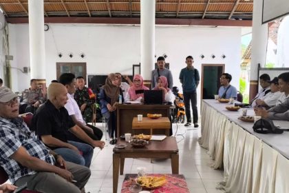 SAMPAIKAN ASPIRASI: Sejumlah warga Desa Prajekan Kidul mendatangi Kantor Camat Prajekan. Sumber : radarjember.jawapos.com
