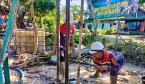 Petugas memulai proses pengeboran sumur untuk kebutuhan air bersih bagi masyarakat di Desa Pakuan Timur, Kecamatan Angkinang, Kabupaten Hulu Sungai Selatan.