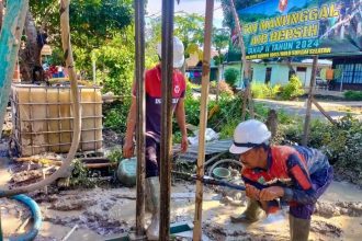 Petugas memulai proses pengeboran sumur untuk kebutuhan air bersih bagi masyarakat di Desa Pakuan Timur, Kecamatan Angkinang, Kabupaten Hulu Sungai Selatan.