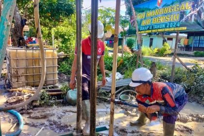 Petugas memulai proses pengeboran sumur untuk kebutuhan air bersih bagi masyarakat di Desa Pakuan Timur, Kecamatan Angkinang, Kabupaten Hulu Sungai Selatan.