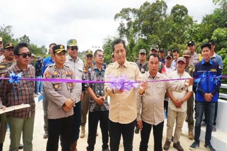 Pj Bupati Barito Utara Muhlis didampingi Wakil Ketua II DPRD setempat Sastra Jaya dan pejabat lainnya ketika menggunting pita tanda diresmikannya Jembatan Sei Intu Desa Haragandang..