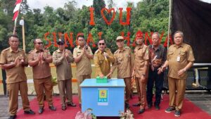 Bupati Halikinnor bersama pejabat dan undangan lainnya saat meresmikan penggunaan listrik PLN di Desa Sungai Hanya Kecamatan Antang Kalang.