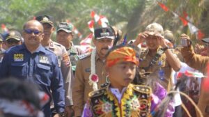 Suasana kemeriahan di lokasi syukuran warga Tebingsiring dekat gapura masuk desa setempat.