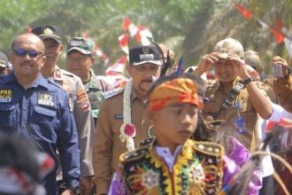 Suasana kemeriahan di lokasi syukuran warga Tebingsiring dekat gapura masuk desa setempat.