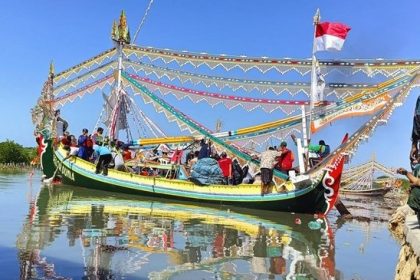 Petik laut warga Desa Padelegan. Sumber : detik.com