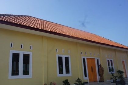 Kepala Desa Jatimlerek Jadi menunjukkan bangunan gedung PKK Desa Jatimlerek, Kecamatan Plandaan, Jombang. Sumber : Dwi Aris/Radar Jombang