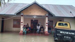 Gedung tempat pelaksanaan vaksinasi Polio di Desa Tabongo Barat dikepung banjir. Sumber: TribunGorontalo.com