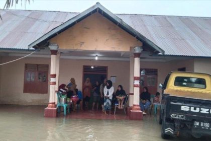 Gedung tempat pelaksanaan vaksinasi Polio di Desa Tabongo Barat dikepung banjir. Sumber: TribunGorontalo.com