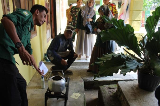 Uji Coba Kompor Oli Bekas Desa Lubuk Leban pada Ajang Mengikuti Lomba Antar Desa Sekabupaten. Sumber: Harianrakyat.com